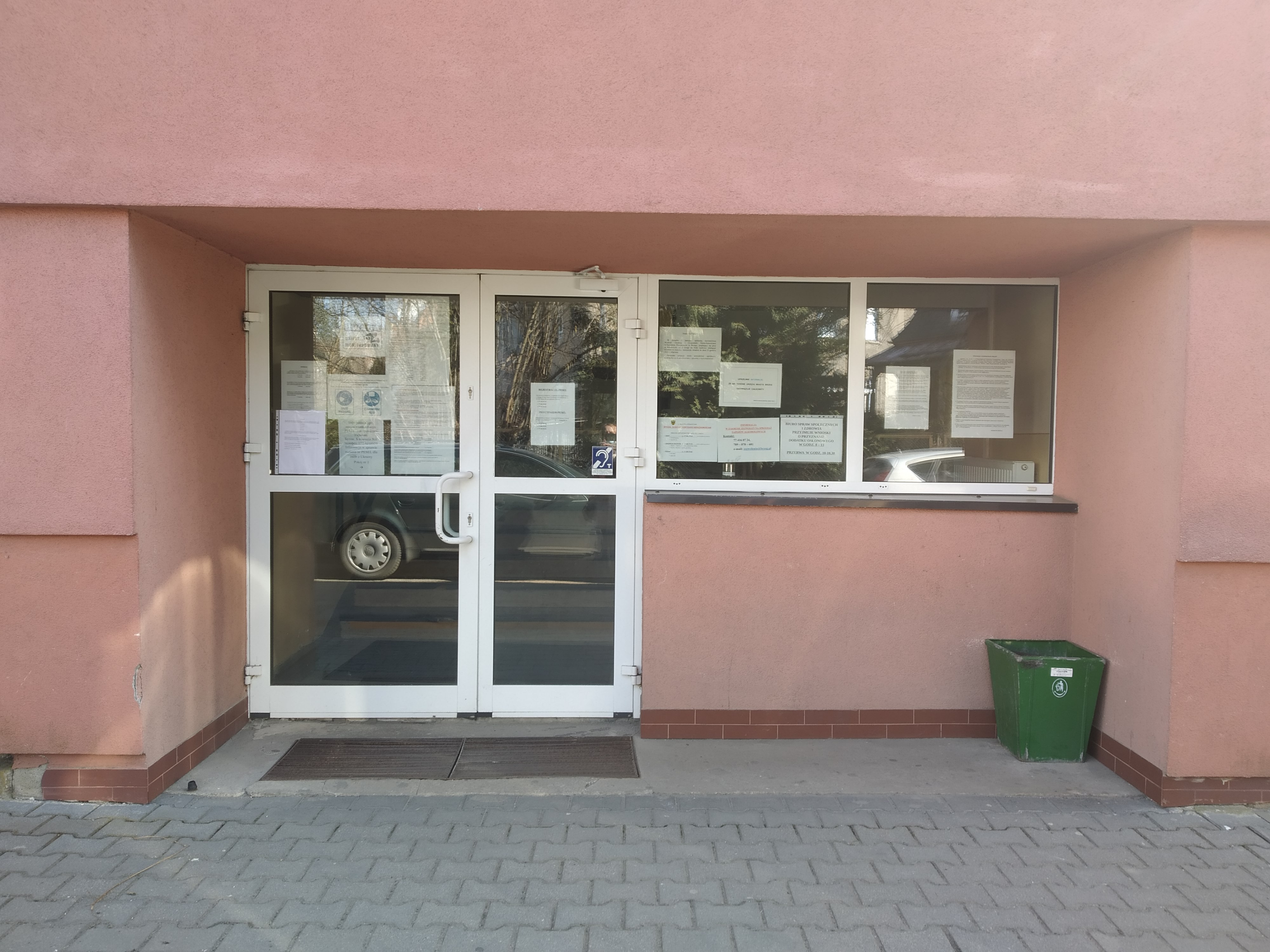Zdjęcie wejścia do budynku B.jpg (1.46 MB)